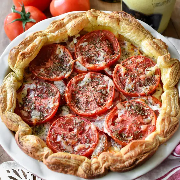 Tarta clásica francesa de tomate y mostaza (Tarte à la tomate)