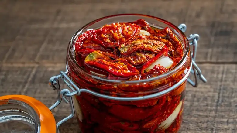 Utiliza el aceite de tus tomates secos para potenciar fácilmente su sabor
