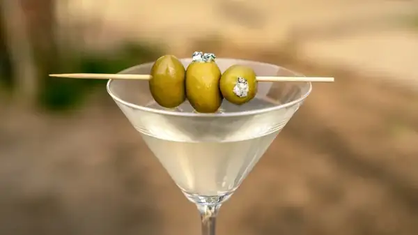 Cómo rellenar tus propias aceitunas para un martini sucio