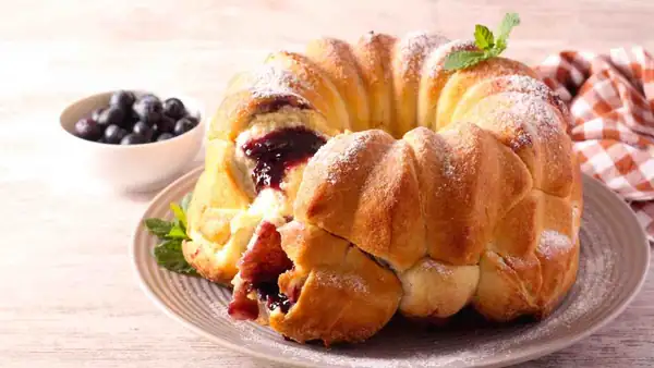 Ricotta and jam is the perfect combination for this cake, soft and light for a guilt-free break