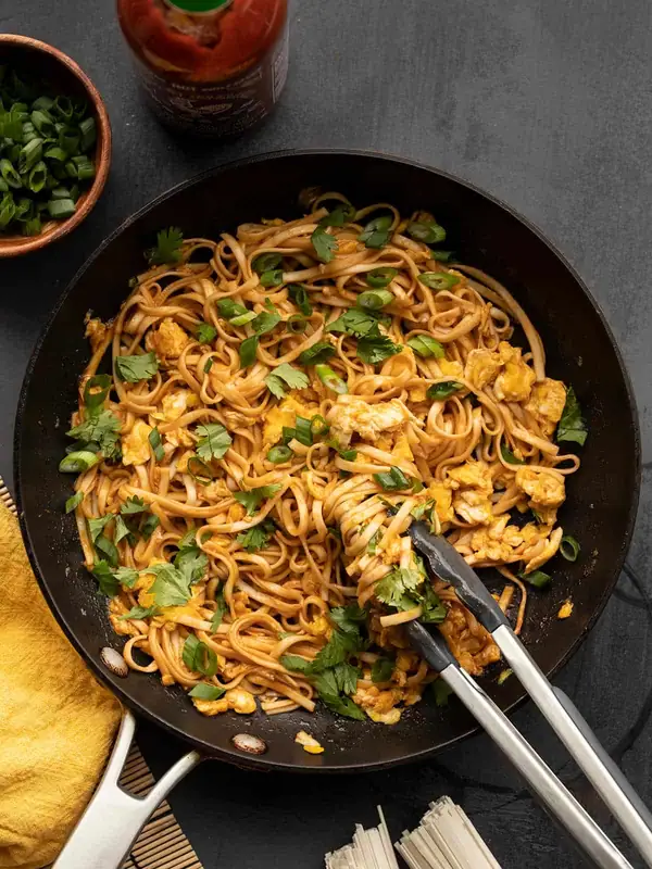*VIRAL* 15-Minute Spicy Sriracha Noodles