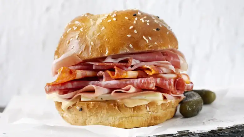Qué quesos maridar con un sándwich de salami