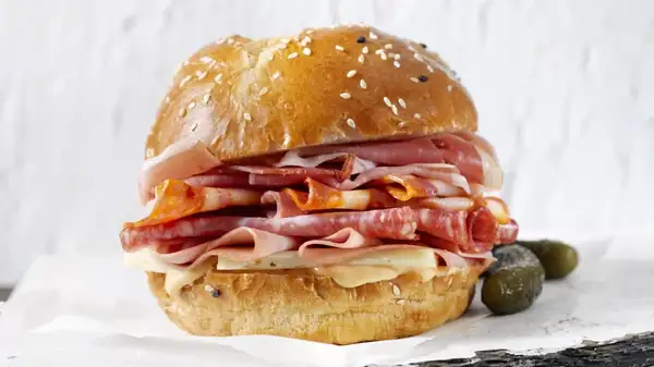 Qué quesos maridar con un sándwich de salami