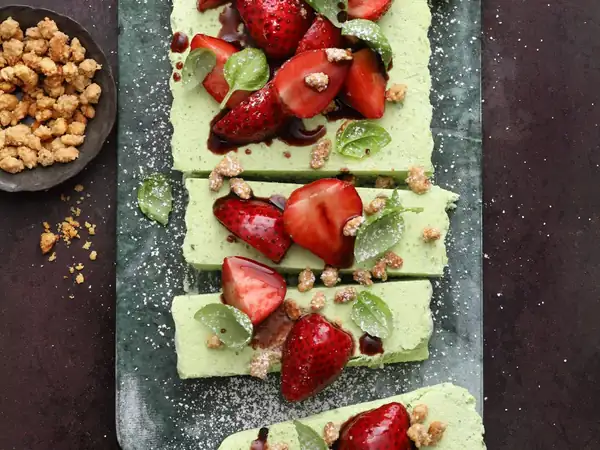 Basilikum-Ricotta-Semifreddo mit Balsamico-Erdbeeren