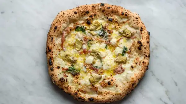 Pizza de alcachofas asadas y beicon: la receta de la pizzería Salvo