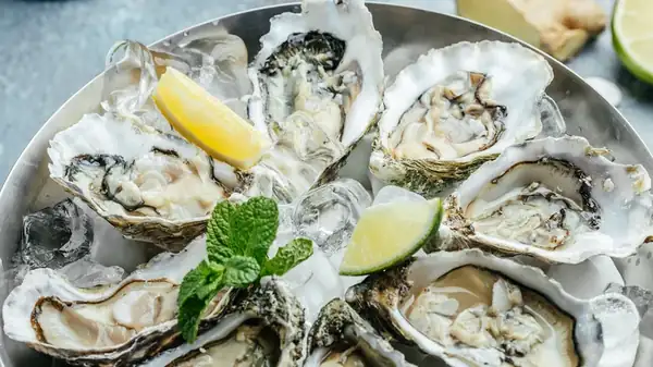 What To Know Before Attempting To Eat Oysters At A Fancy Dinner