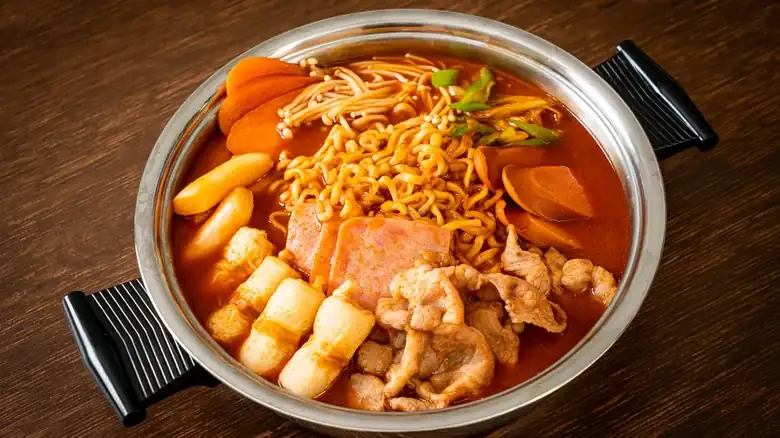 La compleja historia del budae jjigae: el delicioso estofado de base militar de Corea
