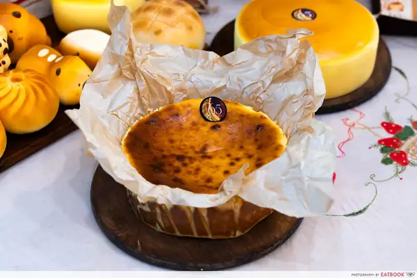 This Viral Bakehouse In Kovan Only Sells One Cake, Gives Out Free Slices For Sampling
