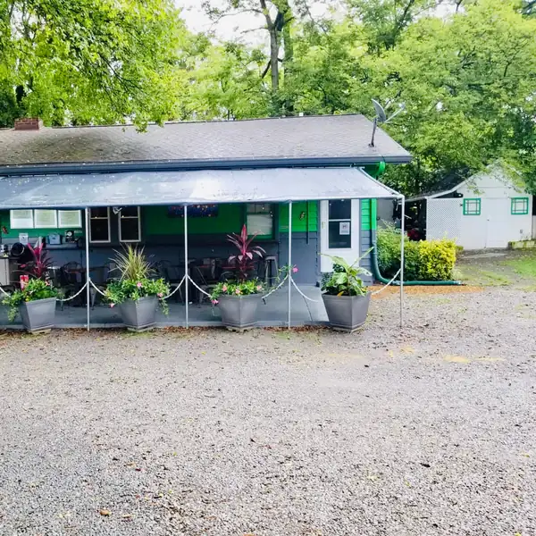 Peachtree Drive-In trae la opción de comer en el patio y sándwiches de cordero con salsa a Woodbine