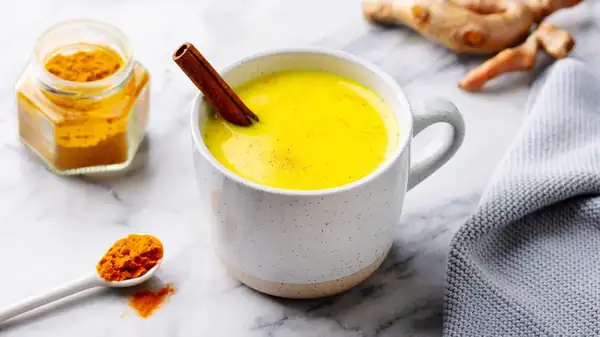 ¿Los lattes de cúrcuma contienen cafeína?