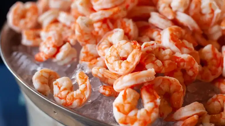 El ingrediente salado que debes usar para envolver camarones