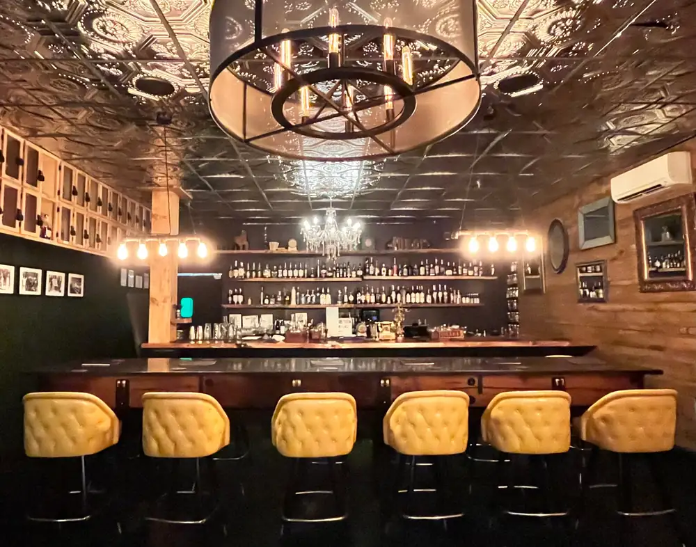 Un bar secreto detrás de Mellow Mushroom en el centro de Franklin