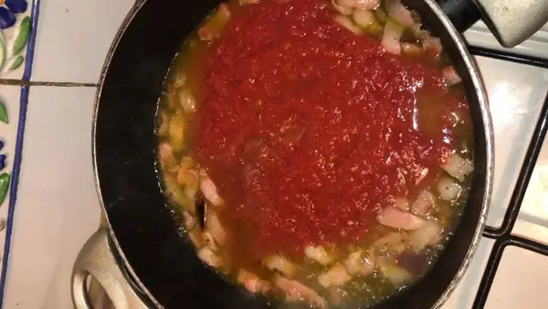 Eating at home during the coronavirus pandemic: a look at homemade food, from amatriciana to ready-made sauces