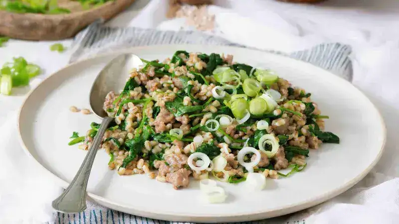 Groats with spinach and minced pork