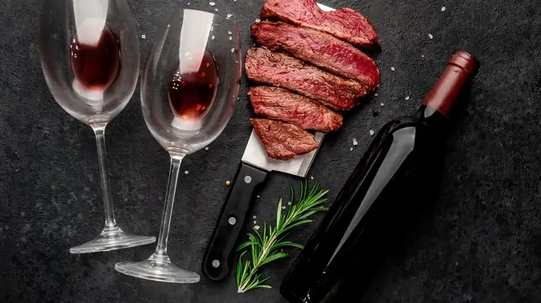 Lo que hay de cierto en cocinar solo con el vino que uno bebería