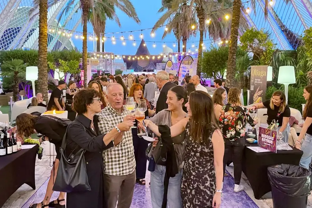 Cientos de brindis celebran el final de la vendimia en la Noche del Vino de PROAVA