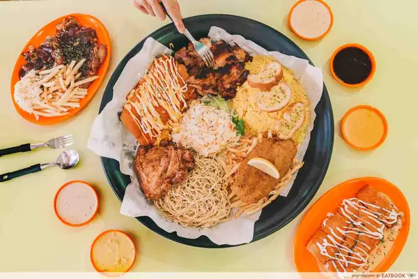 Reseña de Brostern: Puesto de comida occidental asequible, propiedad de musulmanes, con platos XXL, Roti John con huevo salado y mucho más