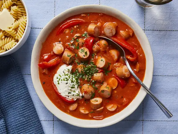 Rápido goulash de salchicha para toda la familia