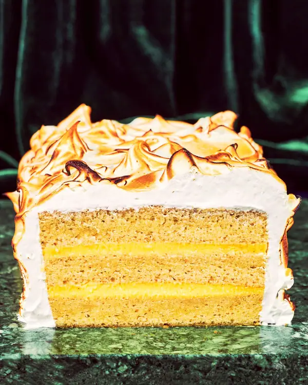 Receta de pastel de ponche de huevo en capas con merengue tostado
