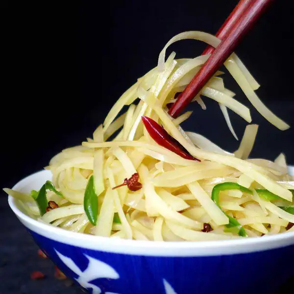 Chinese potato stir-fry (酸辣土豆丝)