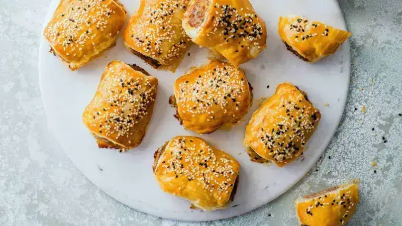 Puff pastry rolls with minced turkey