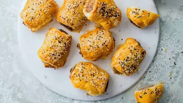 Puff pastry rolls with minced turkey