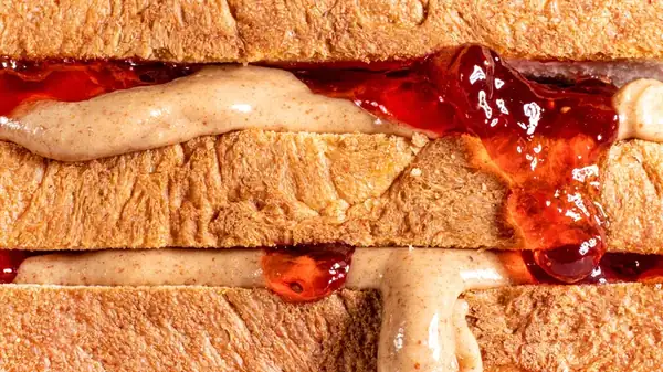 Completa tu sándwich de mantequilla de cacahuete con un toque crujiente y delicioso