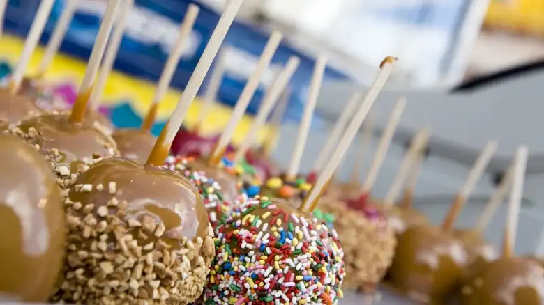 The Trick For Perfect Caramel Apples Is All In The Temperature