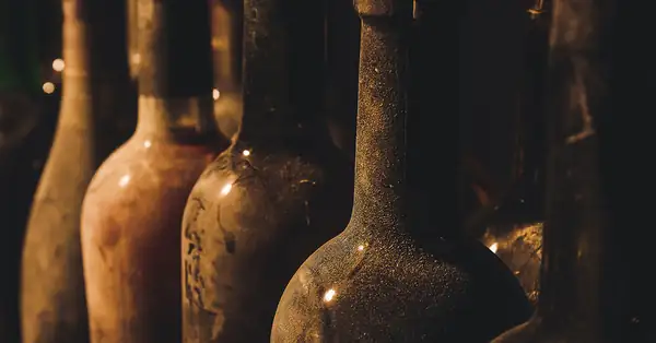 Cómo abrir una botella de vino añeja, según un sumiller