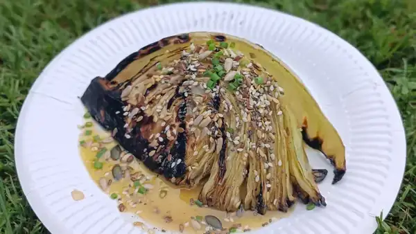 Grilled cabbage with dressing, honey and seeds