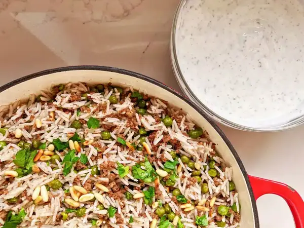 Arroz Hashweh: Arroz de Oriente Medio con carne picada y salsa de yogur