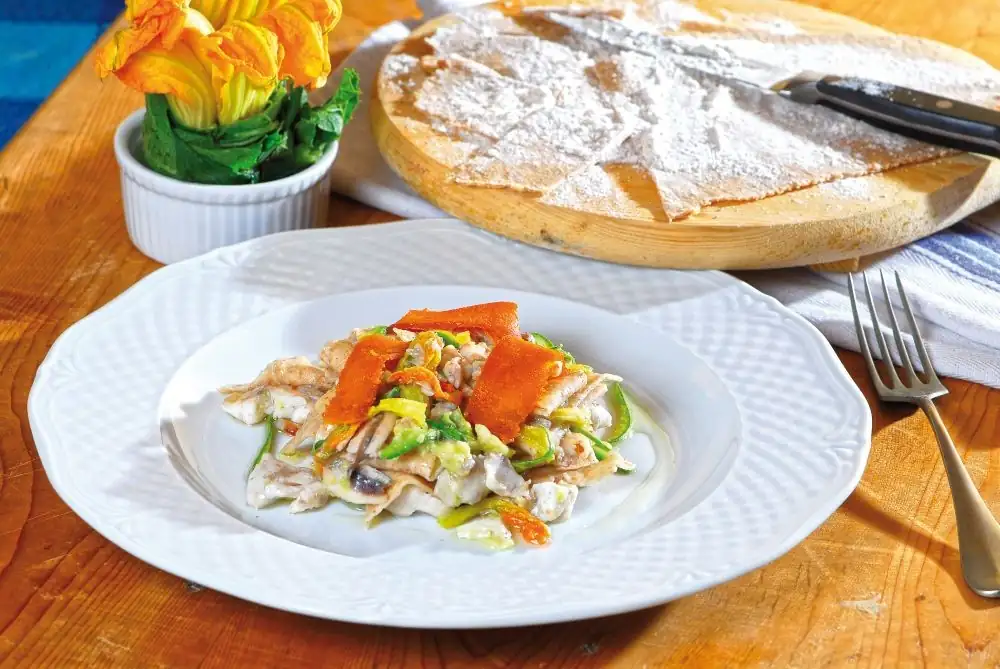 Maltagliati con pescado y flores de calabacín