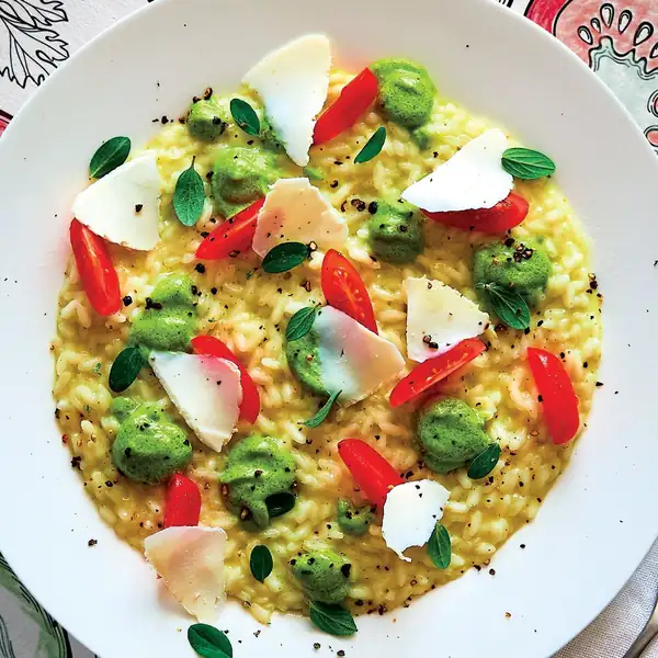 Risotto de verano con pesto de calabacín, ricotta de leche de oveja y tomates cherry