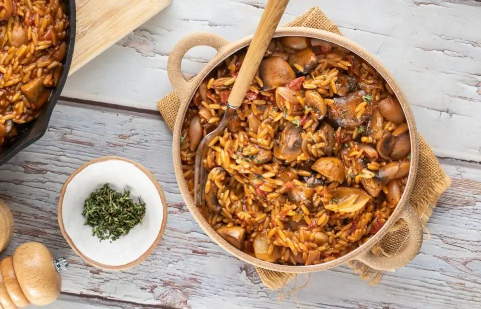Youvetsi de champiñones (estofado griego de champiñones y orzo)