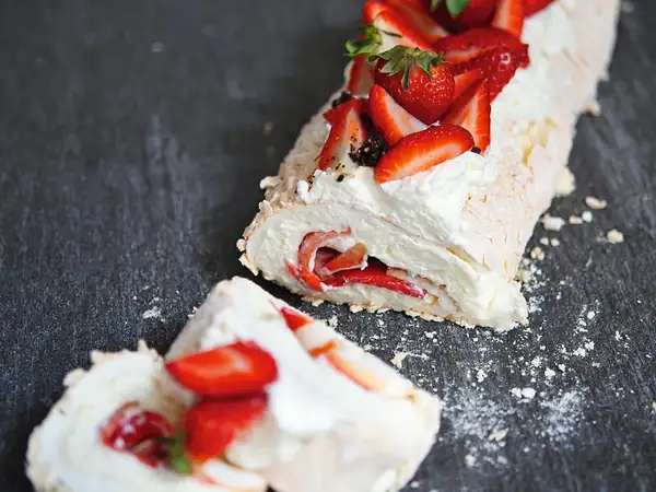 Pavlova roll with strawberries and mascarpone cream