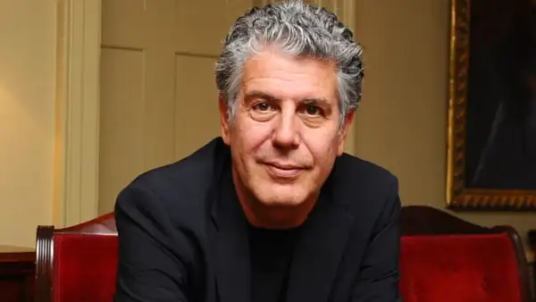 Eight years after his passing: We remember when chef Anthony Bourdain visited Chile and tried the completo