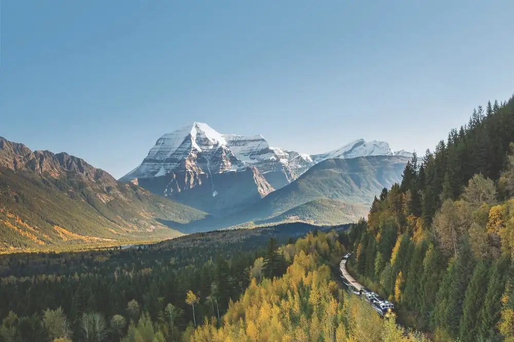 Este tren de larga distancia es la mejor manera de ver las Montañas Rocosas canadienses