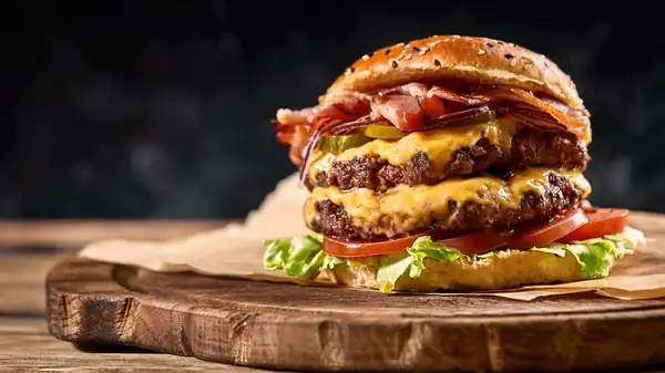 Para obtener la hamburguesa más jugosa que puedas imaginar, añade algunos champiñones