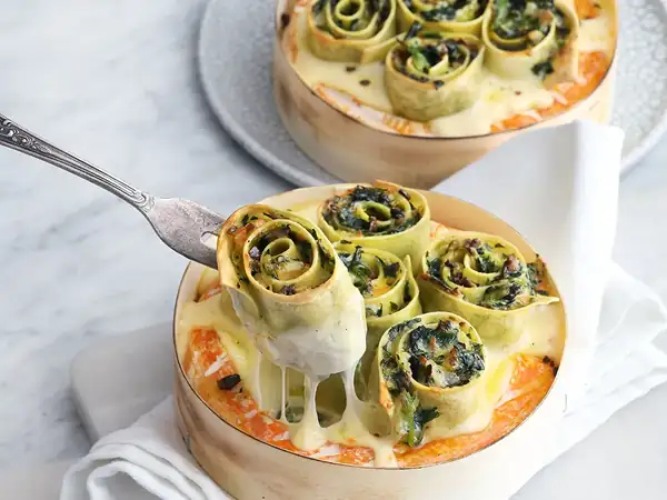 Pasta snails with spinach and mushroom filling