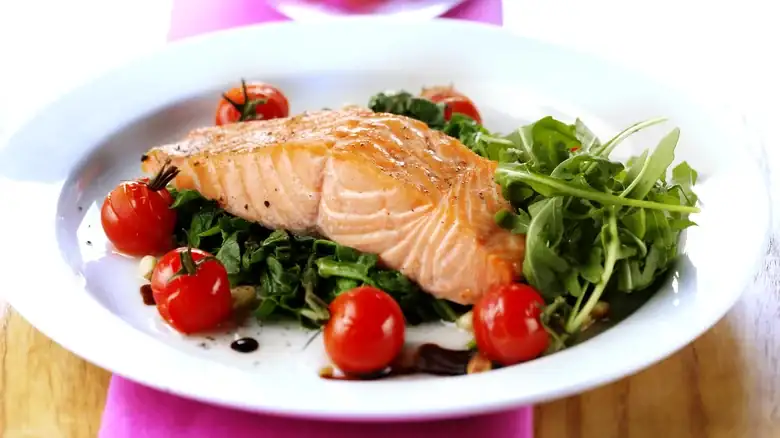 Hornea el salmón con sal para obtener un resultado perfectamente hojaldrado