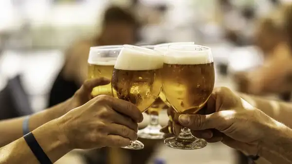 Sal en cerveza amarga: truco antiguo para suavizar el lúpulo