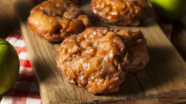 La manera de obtener el cálido sabor otoñal de los buñuelos de manzana sin todo el aceite caliente