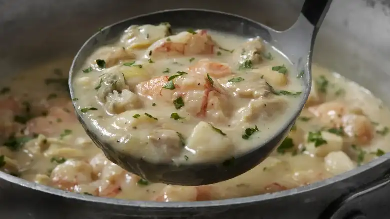 Manhattan Vs New England Clam Chowder: What's The Difference?
