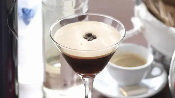 Prepara Espresso Martinis más fácilmente con un sencillo sustituto