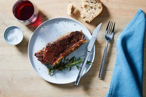 Sharpen Your Dinner Table Style With the Best Steak Knives