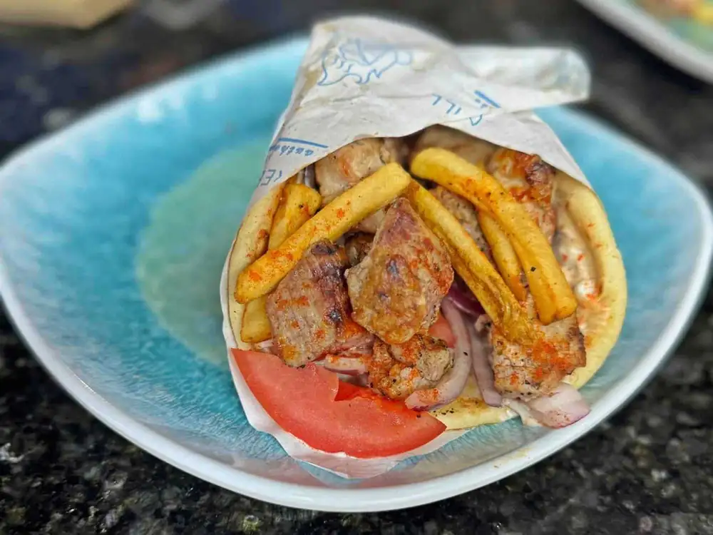 Un nuevo y soleado restaurante griego abre sus puertas en el norte de San Antonio