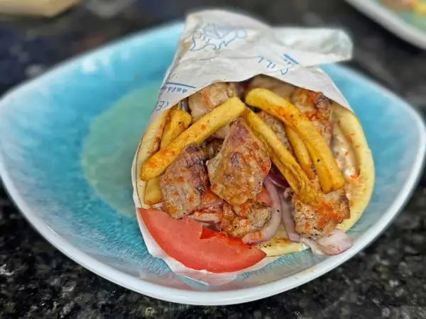 Un nuevo y soleado restaurante griego abre sus puertas en el norte de San Antonio