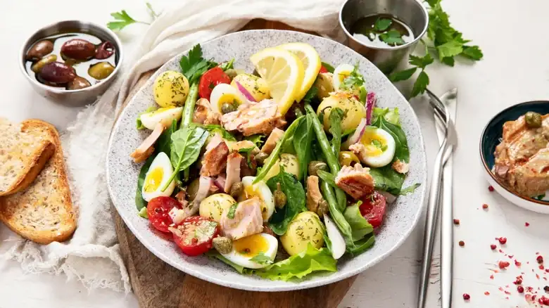 How to eat a salad properly in French restaurants