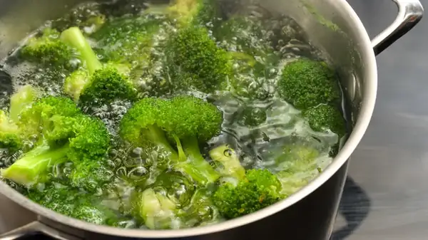La forma más sencilla de retener la humedad una vez escaldadas las verduras