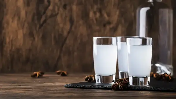 ¿Qué diferencia al sambuca del ouzo?